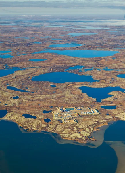 Ölbohrinsel in Tundra, Ansicht von oben — Stockfoto