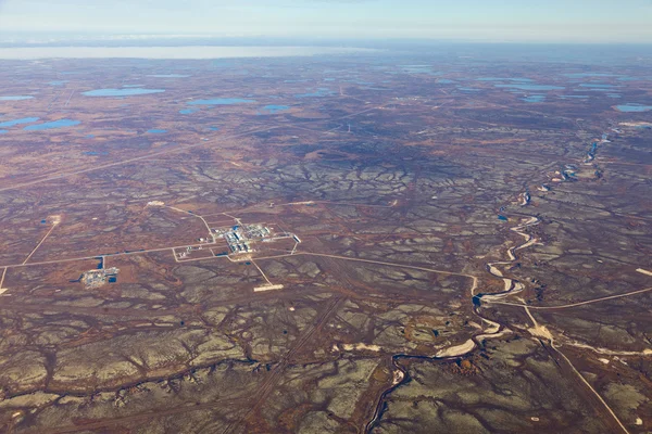 Gas o campo petrolífero en tundra, vista superior — Foto de Stock