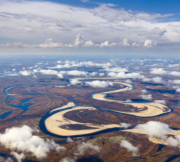 Río de tundra en la vista superior, otoño —  Fotos de Stock