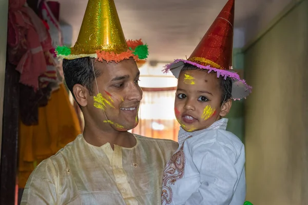 Ayah Dan Anak Menikmati Perayaan Holi Festival Warna Close Shot — Stok Foto