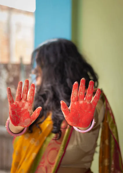 Chica Disfrutando Celebración Del Holi Festival Colores Cerca Disparo Expresión —  Fotos de Stock