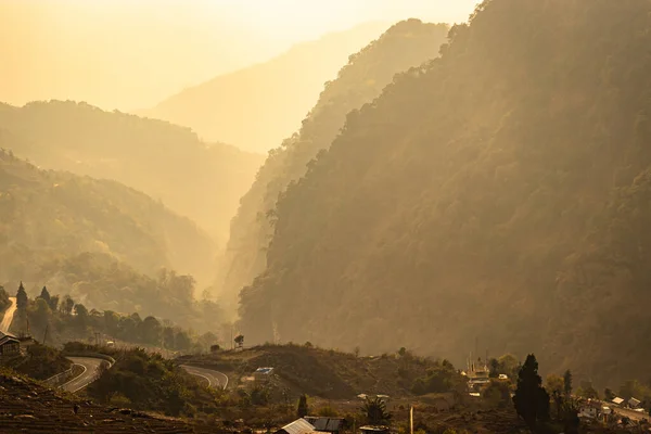 平らな角度から朝日が差し込む霧の山の谷 — ストック写真