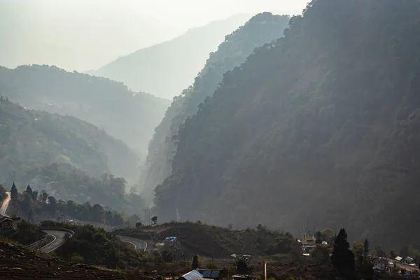 Misty Mountain Valley Sun Rays Beams Morning Flat Angle — Foto Stock