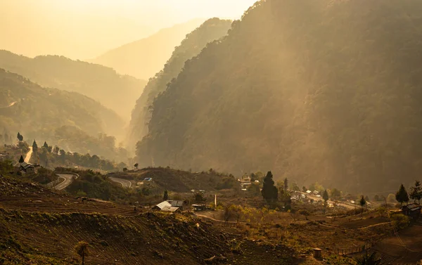 Nevelige Bergvallei Met Zonnestralen Morgens Vanuit Een Vlakke Hoek — Stockfoto