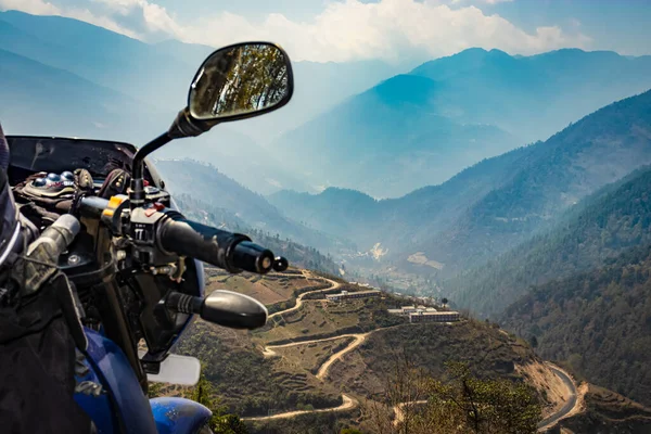 Dağ Vadisi Ndeki Dağ Kıvrımlı Yolda Bisiklet Düz Açı Görüntüsü — Stok fotoğraf