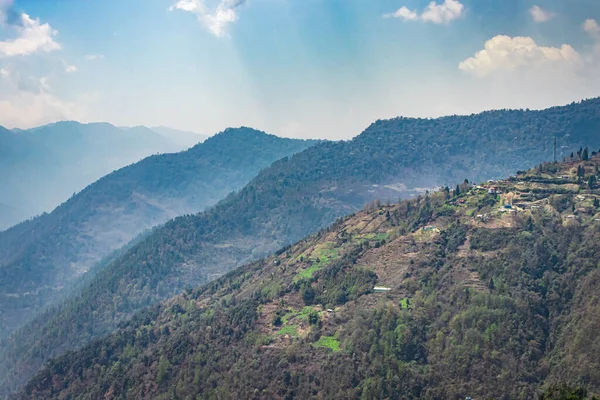 平らな角度の画像から朝の森と空に覆われた山の谷はボムディラ アルナチャル プラデシュ インディアで撮影されました — ストック写真