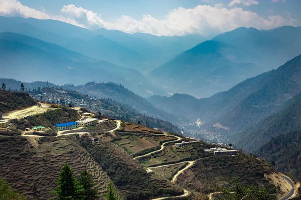 采用平角图像拍摄山间峡谷 山间弯道 清晨明亮蓝天 — 图库照片