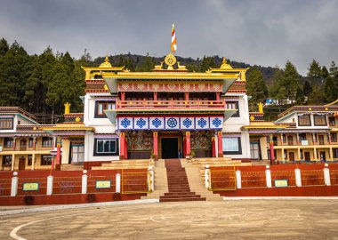 Gündüz farklı açılardan bulutlu gökyüzüne sahip eski Budist renkli manastırı Bomdila Manastırı Arunachal Pradesh Hindistan 'da çekilmiştir. Hindistan 'ın en eski manastırlarından biridir..