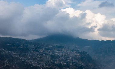 Bomdila Arunachal Pradesh Hindistan 'da, tepeden şehirleşme manzarası ve düz açıdan büyük inşaat görüntüleri çekiliyor..