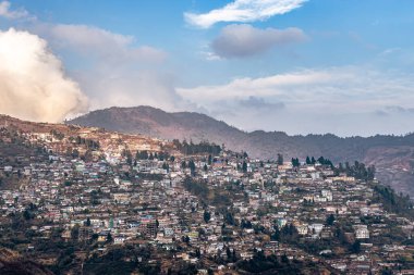 Bombdila Arunachal Pradesh Hindistan 'da büyük bir inşaat ve dramatik gökyüzü görüntüsüyle şehrin şehirleşme manzarası çekiliyor..