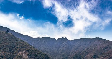 Tepeden çekilmiş parlak mavi gökyüzüne sahip dağ sırası Bomdila Arunachal Pradesh Hindistan 'da çekilmiştir..