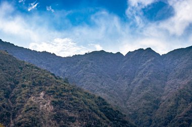 Tepeden çekilmiş parlak mavi gökyüzüne sahip dağ sırası Bomdila Arunachal Pradesh Hindistan 'da çekilmiştir..