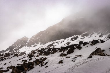 Kar örtüsü dağları gündüzleri alçak bulutlarla kaplıdır.