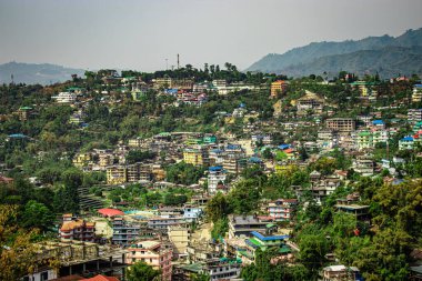 Düz açıyla şehirleşme, gündüz büyük inşaatlar.