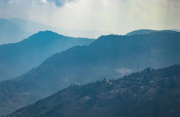 平らな角度の画像から朝の森と空に覆われた山の谷はボムディラ アルナチャル プラデシュ インディアで撮影されました — ストック写真