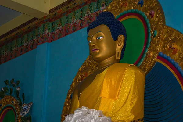 Buddha Gyllene Staty Närbild Skott Klostret Från Olika Perspektiv Bild — Stockfoto