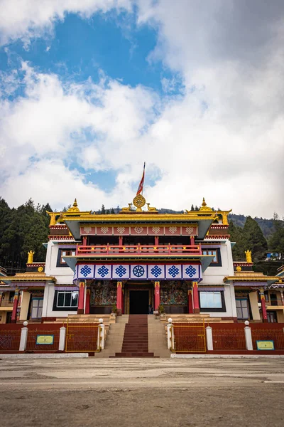 Древний Буддийский Красочный Монастырь Облачным Небом Другим Углом Дневном Изображении — стоковое фото