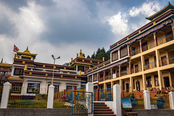 Ancien Monastère Bouddhiste Coloré Avec Ciel Nuageux Sous Angle Différent — Photo