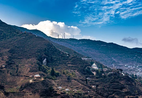 Monasterio Budista Situado Pie Montaña Con Cielo Azul Brillante Imagen — Foto de Stock