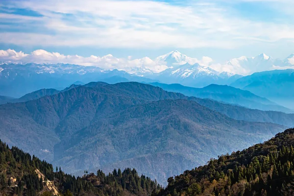 バレービューとフラット角度画像からの日に素晴らしい空を持つヒマラヤの積層山脈は 爆撃ディラArunachal Pradeshインドで撮影されます — ストック写真