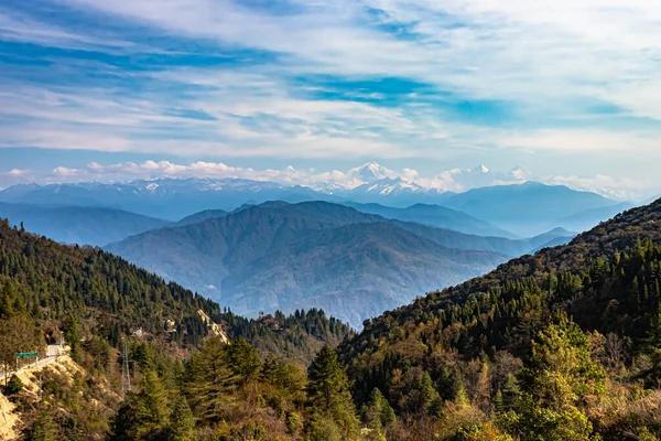 バレービューとフラット角度画像からの日に素晴らしい空を持つヒマラヤの積層山脈は 爆撃ディラArunachal Pradeshインドで撮影されます — ストック写真