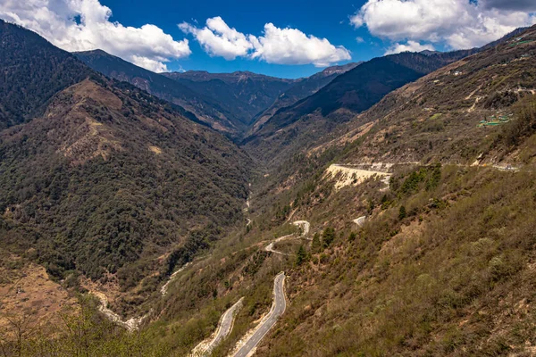 Vale Montês Com Estrada Curvilínea Céu Azul Brilhante Dia Ensolarado — Fotografia de Stock