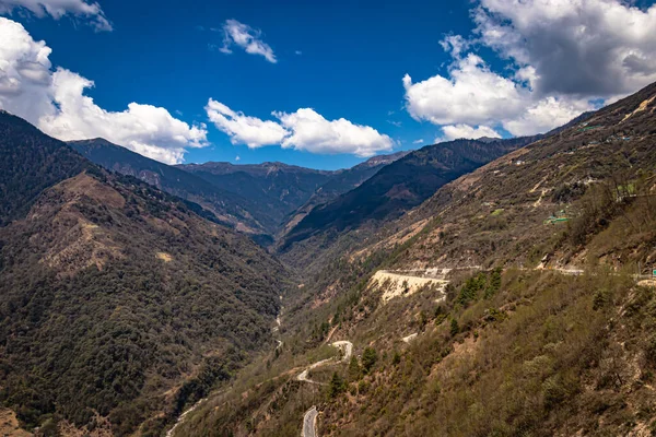 Vale Montês Com Estrada Curvilínea Céu Azul Brilhante Dia Ensolarado — Fotografia de Stock