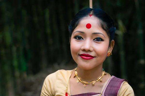 Menina Sorridente Rosto Isolado Vestido Tradicional Vestindo Festival Com Imagem — Fotografia de Stock