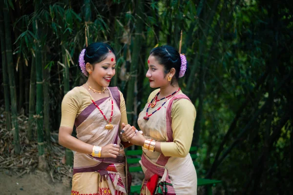 Chicas Movimiento Baile Aisladas Vestidas Con Ropa Tradicional Festival Con — Foto de Stock