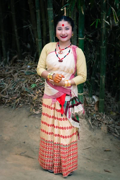 Meisje Glimlachen Gezicht Geïsoleerd Gekleed Traditionele Dragen Festival Met Wazig — Stockfoto