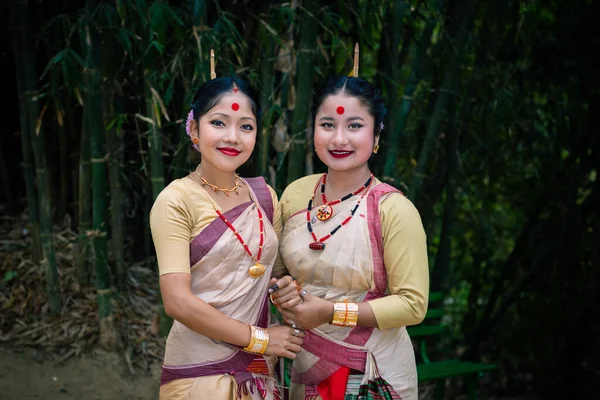 アサム インディアでは伝統的な衣装に身を包んだ少女たちがビフの際に撮影されます — ストック写真