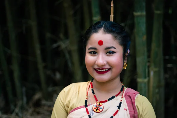 アサム インドのビフの際には 背景がぼやけている伝統衣装を着た少女の笑顔が — ストック写真
