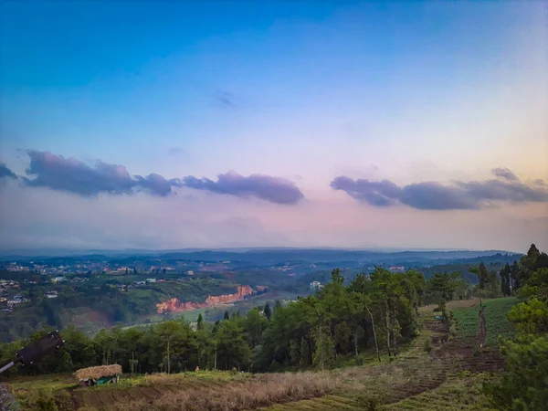 Zonsondergang Dramatische Hemel Met Bergen Bossen Van Vlakke Hoek Bij — Stockfoto