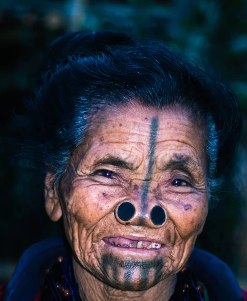 Apatani Stammesfrauen Gesichtsausdruck Mit Ihren Traditionellen Nasenlappen Und Verschwommenem Hintergrundbild — Stockfoto