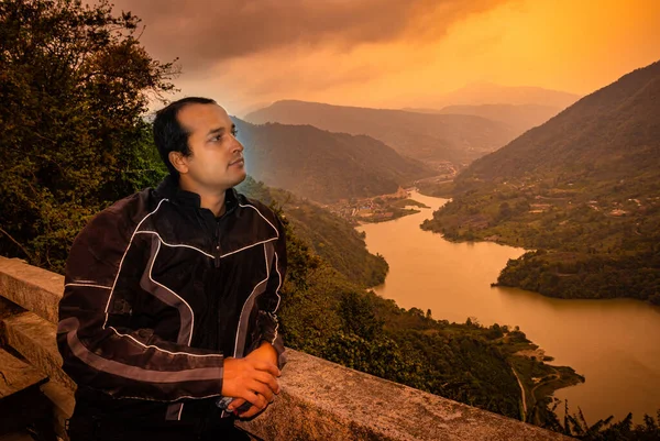 Mann Blick Auf Unberührte Natürliche Bergtal Ansicht Morgen Aus Flachem — Stockfoto
