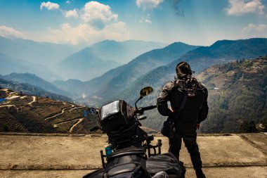 Bombdila Arunachal Pradesh Hindistan 'da sabah görüntüsü için motorsikletli kız çocuğu ve el değmemiş doğal görüntüsü çekiliyor..