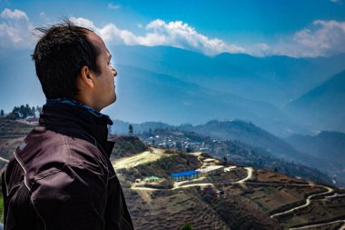 Dağın tepesinde el değmemiş doğal manzaralı bir adam Bombdila Arunachal Pradesh Hindistan 'da çekildi..