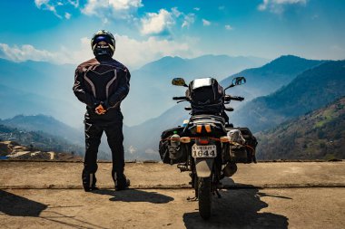 Bombdila Arunachal Pradesh Hindistan 'da sabah görüntülerinde motosikletli ve el değmemiş doğal manzaralı bir adam görülüyor..