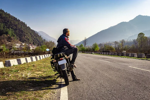 Mężczyzna Siedzi Motocyklu Asfaltowej Drodze Pięknym Naturalnym Widokiem Poranny Obraz — Zdjęcie stockowe