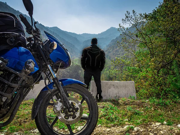 Man Motorrijder Met Zijn Motorfiets Prachtig Natuurlijk Uitzicht Ochtend Afbeelding — Stockfoto