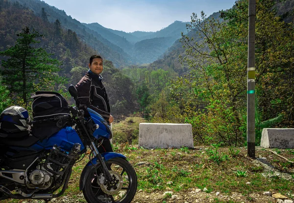 Człowiek Motocyklista Jego Motocykl Piękny Naturalny Widok Poranny Obraz Jest — Zdjęcie stockowe