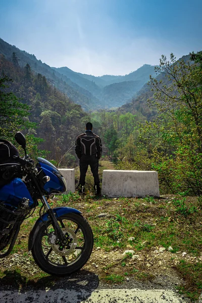 Człowiek Motocyklista Jego Motocykl Piękny Naturalny Widok Poranny Obraz Jest — Zdjęcie stockowe