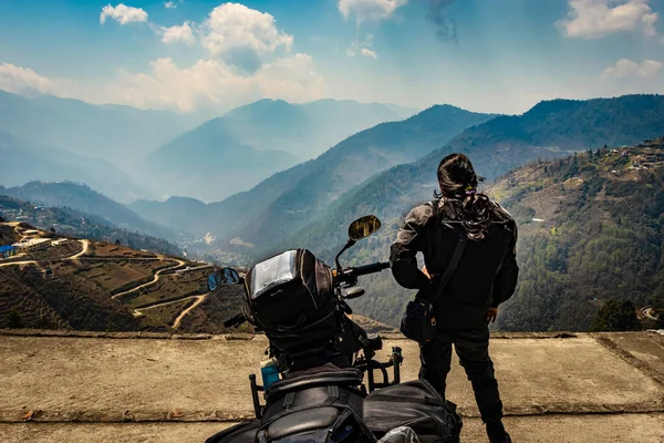 Menina Motociclista Com Sua Moto Carregada Vista Natural Intocada Imagem — Fotografia de Stock