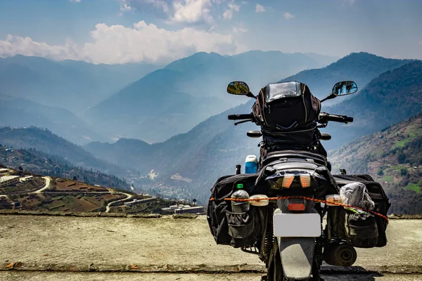 Fahrer Beladenes Motorrad Mit Unberührter Natürlicher Aussicht Auf Hügelspitze Morgen — Stockfoto