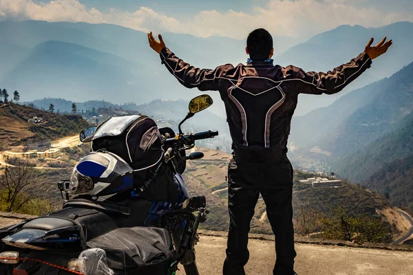 Człowiek Motocyklista Szczycie Wzgórza Przeznaczenia Jego Załadowany Motocykl Dziewiczy Naturalny — Zdjęcie stockowe
