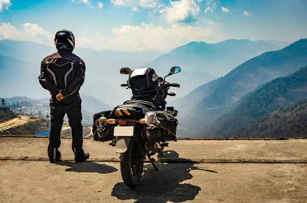 Pengendara Sepeda Motor Mengawasi Lembah Dari Atas Bukit Dengan Sepeda — Stok Foto