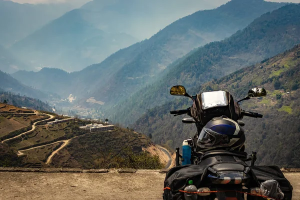 Rider Załadowany Motocykl Nieskazitelnym Naturalnym Widokiem Szczycie Wzgórza Poranny Obraz — Zdjęcie stockowe