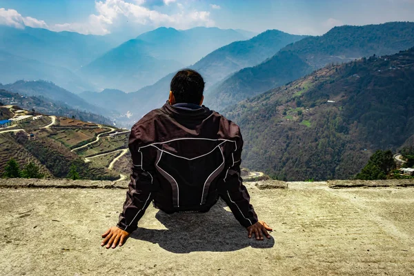 Homem Sentado Topo Montanha Com Vista Incrível Vale Imagem Manhã — Fotografia de Stock
