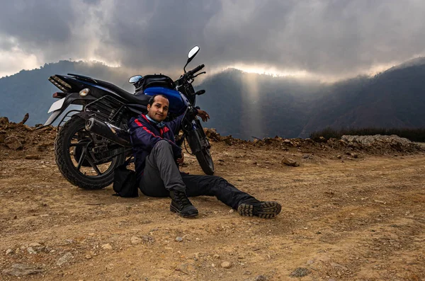Mężczyzna Siedzi Pobliżu Motocykla Szczycie Góry Dramatycznego Nieba Godzinach Wieczornych — Zdjęcie stockowe