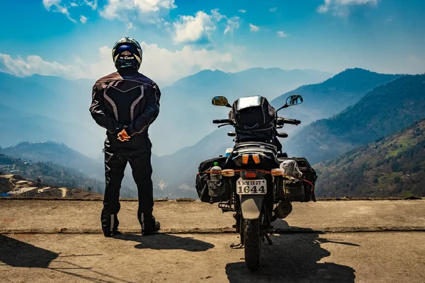 Bombdila Arunachal Pradesh Hindistan 'da sabah görüntülerinde motosikletli ve el değmemiş doğal manzaralı bir adam görülüyor..